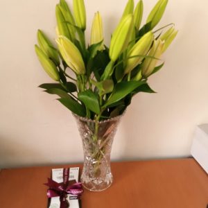 LILIES VASE FLOWERS