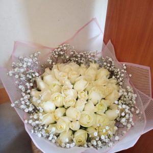 White roses and babybrearth