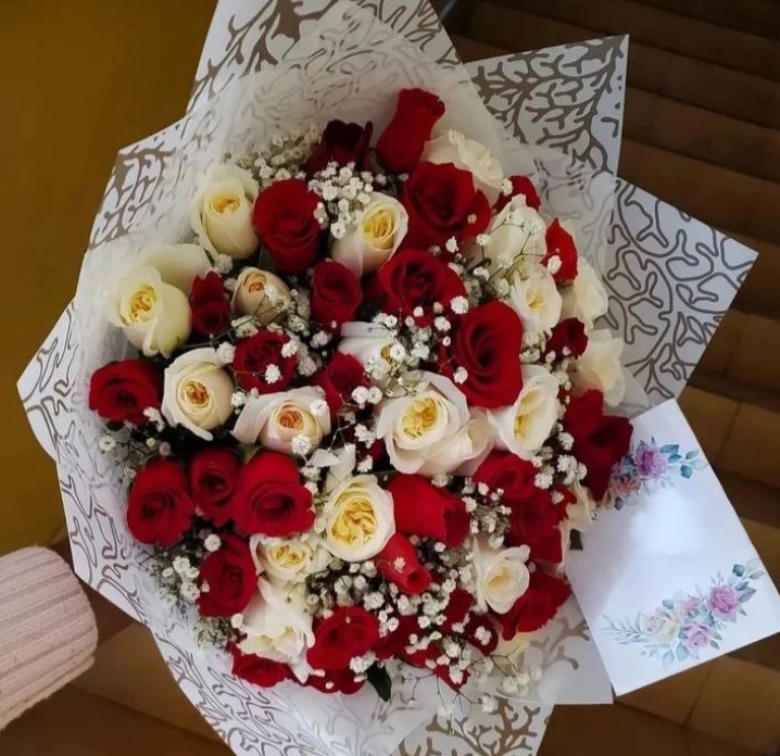 Red white roses and baby breath
